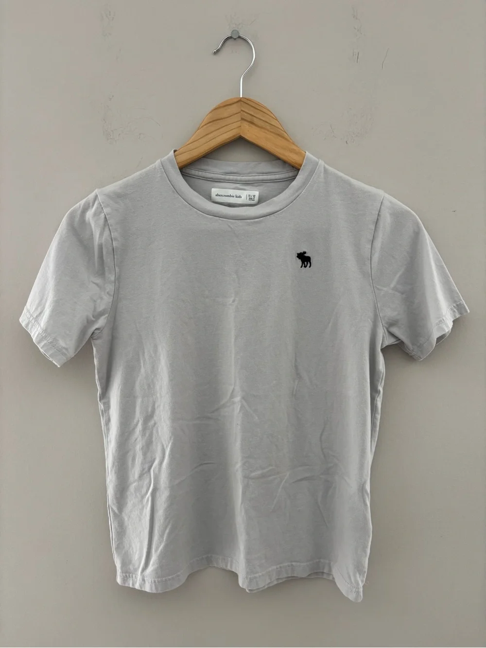 Abercrombie Kids Light Gray Logo Tee Shirt Size 11/12 Classic Crew Neck Top